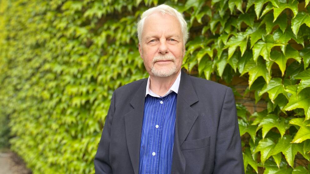 Politikern Roland Norrman iklädd en blå skjorta och svart kavaj.