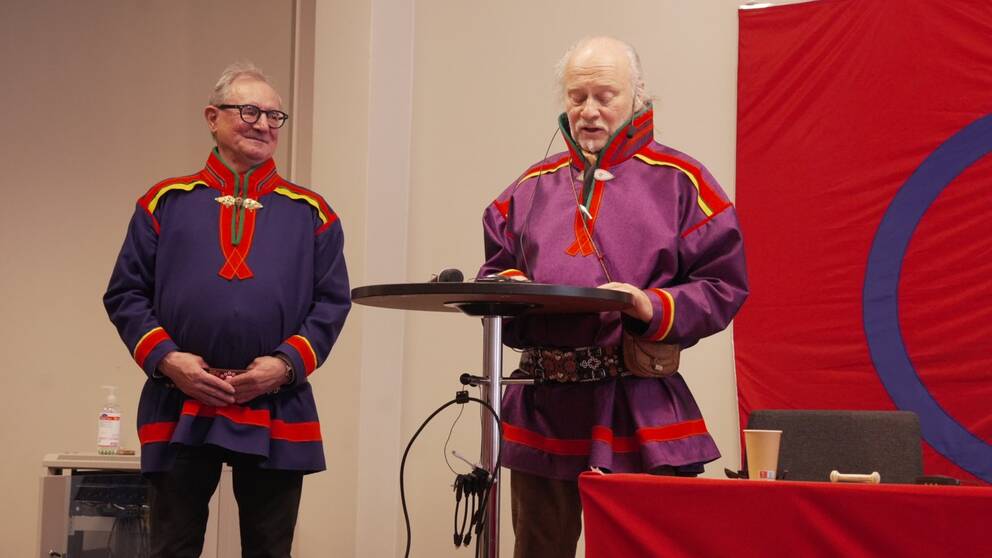 2023 års hedersprismottagare samiska språkprofessorn Mikael Svonni och SSR:s ordförande Matti Blind Berg.