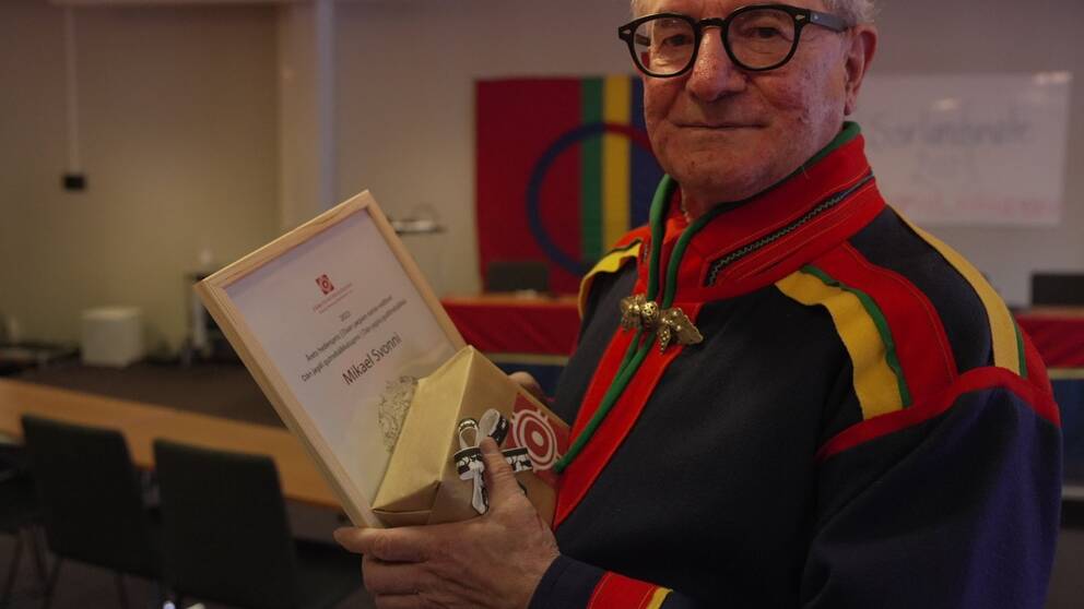 Mikael Svonni med diplom och present