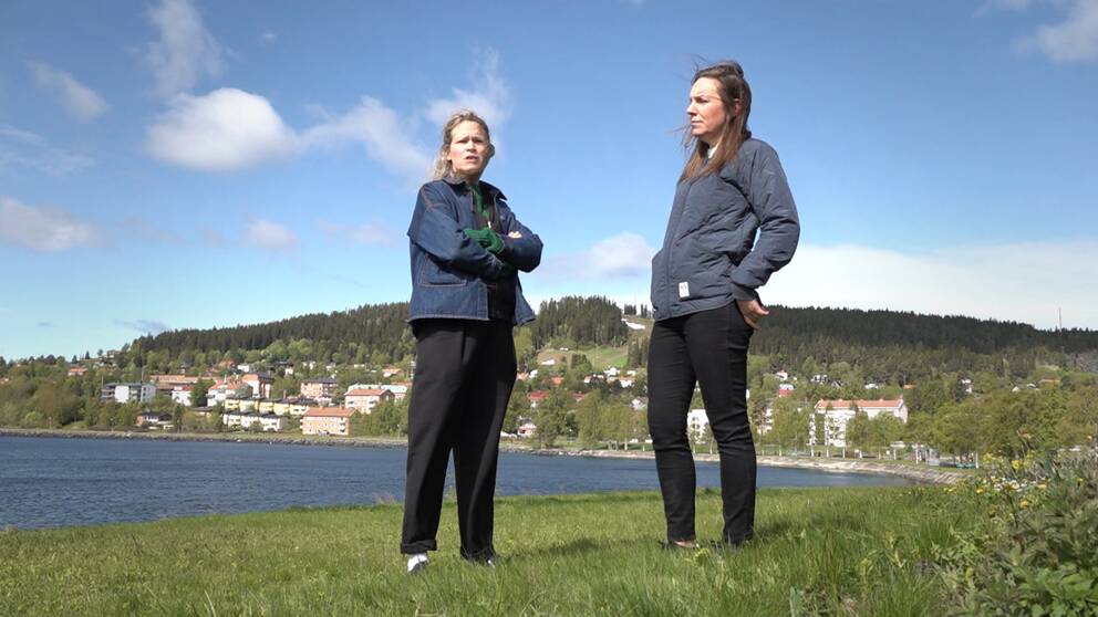 Jenny Sandström, ordförande och Maria Svensson Wiklander styrelseledamot  i föreningen Storsjöns kallbadhus står på ön mellan Frösön och Östersund och tittar ut mot vattnet.