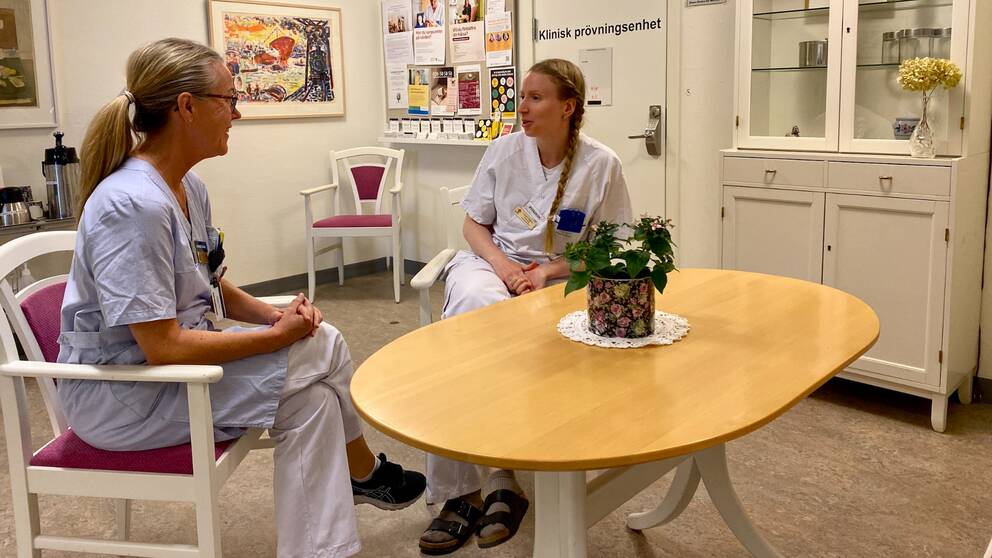 Enhetschefen Cecilia Colmet och psykologen Anette Hagner diskuterar första året på onkologklinikens rehabenhet.
