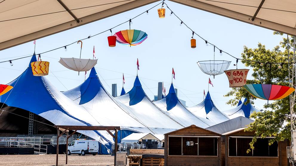En bild från Frihamnen i Göteborg där man byggt upp blå tält inför Jubileumsfestivalen.