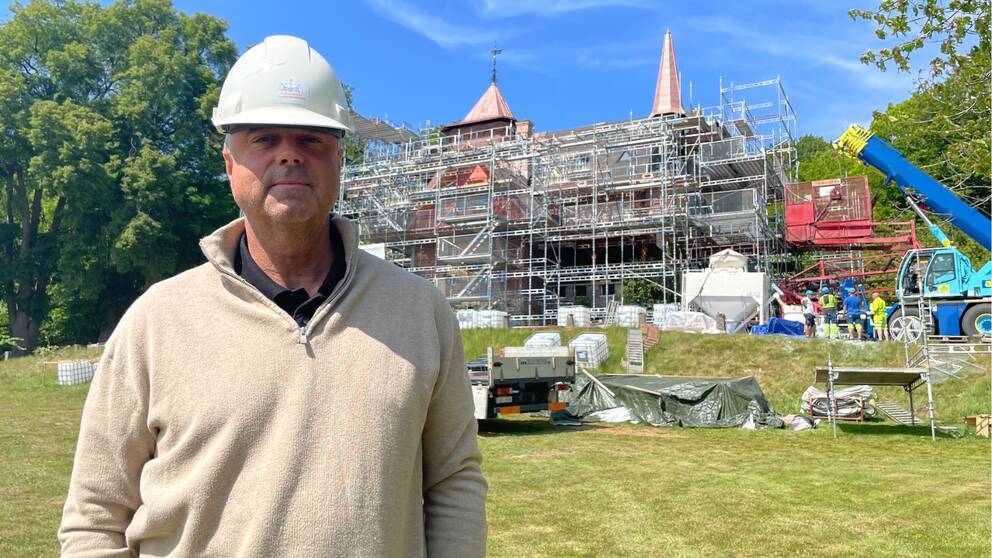 Håkan Holmgren, verksamhetschef på Gyllenstiernska Krapperupstitelsen, utanför Kockenhus på Kullaberg under återställningsarbetet. Herrgården är täckt av byggnadsställningar.