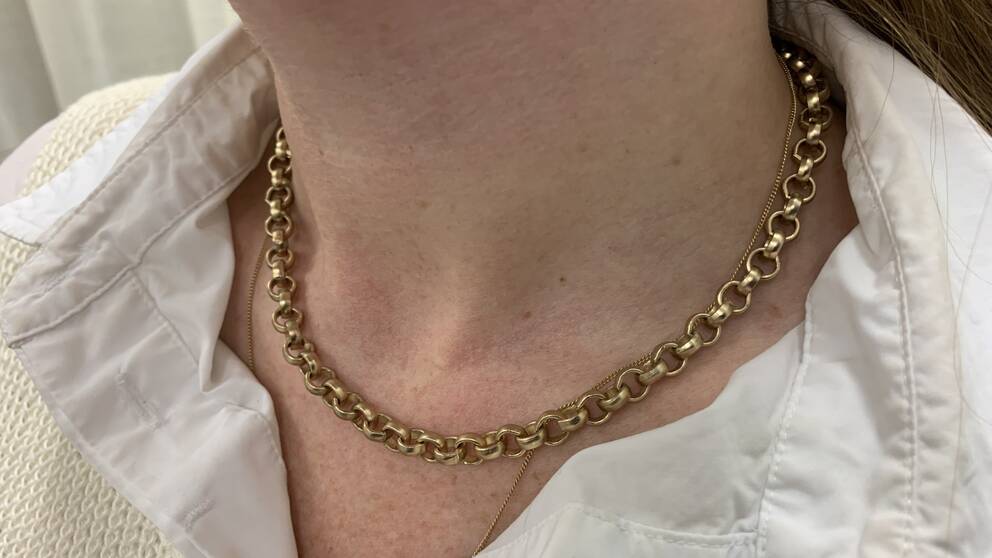 en hals med ett halsband