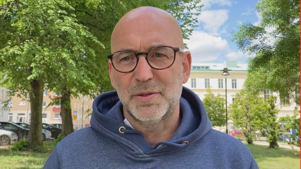 Man i glasögon och blå luvtröja står i park med gröna träd. Anders Wiklander, säkerhetschef Karlskrona kommun.