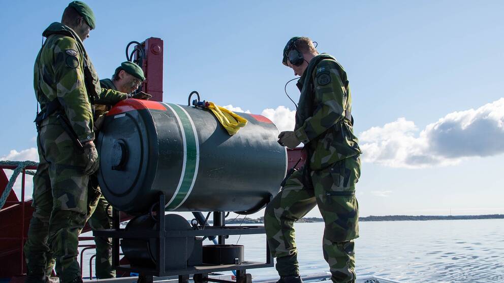 Örlogskapten Anders Ellström går igenom försvarets nya regelverk för sjöminor i svenska vatten.