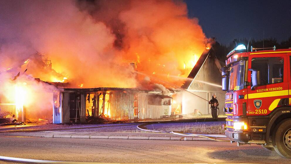 Brandmän arbetar vid en brand i restauranglokal i Veberöd.