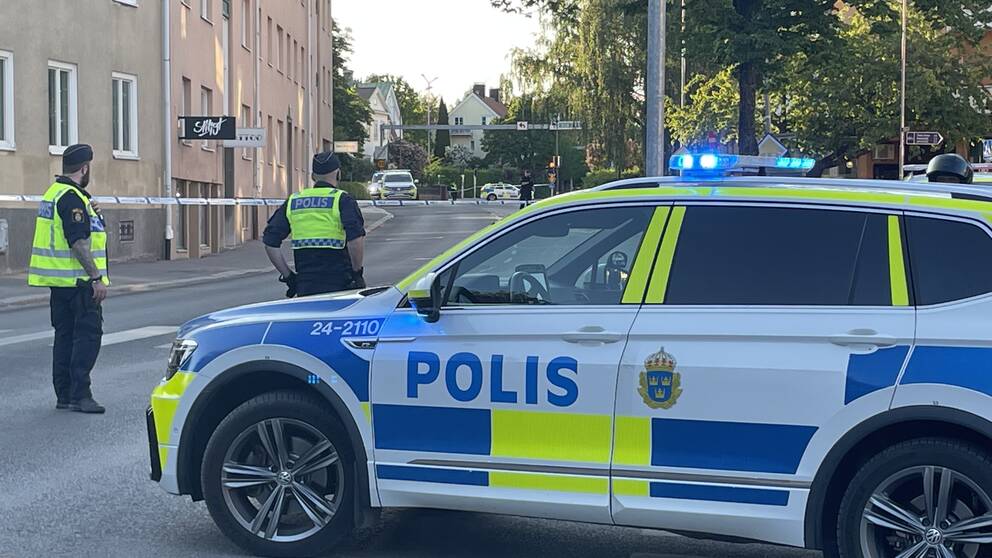 En kraftig explosion ska ha inträffat i centrala Västerås. Polisen på plats har identifierat skador på en port till ett flerfamiljshus.