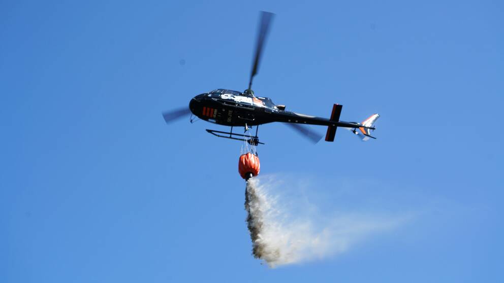 Helikopter vattenbombar skogsbrand i Åryd, öster om Växjö