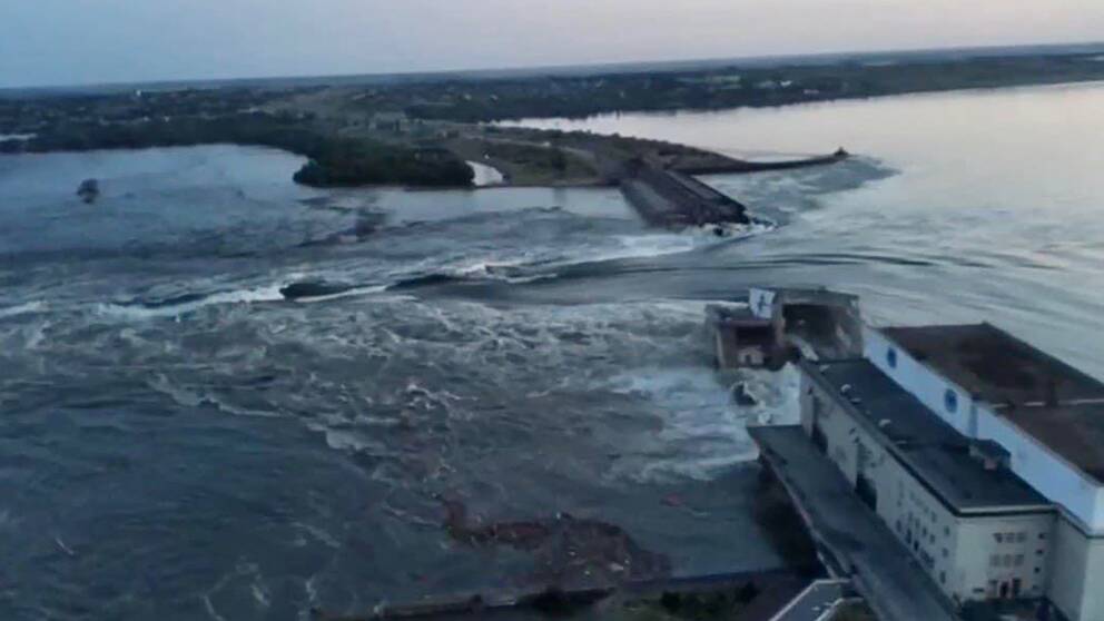 Bild visar hur vattenmassor forsar över den förstörda dammen Nova Kachovka i Cherson i Ukraina.