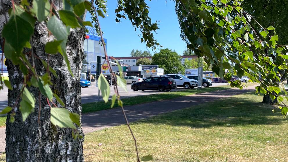 En man  har dött och en annan skadats efter ett våldsbrott i Motala natten till tisdag. En man i 20-årsåldern greps under natten misstänkt för mord och mordförsök.