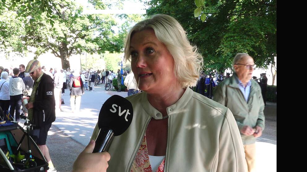 Örebro läns landshövding Lena Rådström Baastad intervjuas av SVT under nationaldagsfirandet 2023 vid Örebro slott.