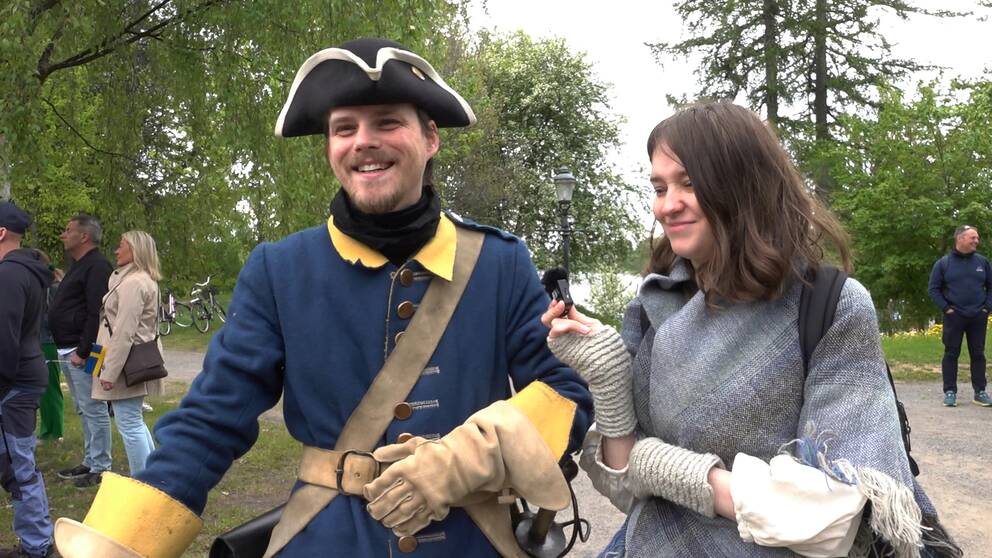 En man och en kvinna i historiska kläder.