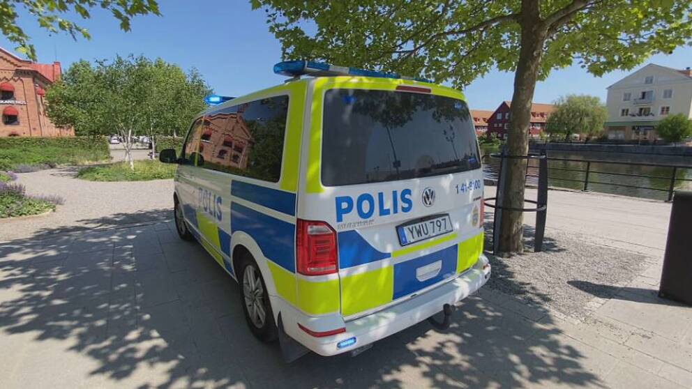 Polisbil längs en å.