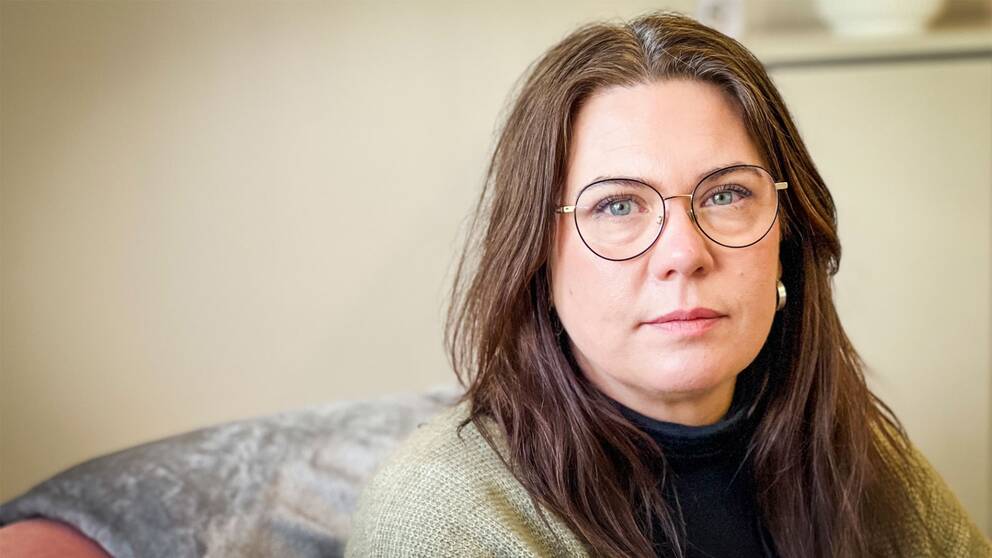 En kvinna med brunt hår och glasögon, Katarina Strömfelt  verksamhetschef för kvinnojouren Ellinor.