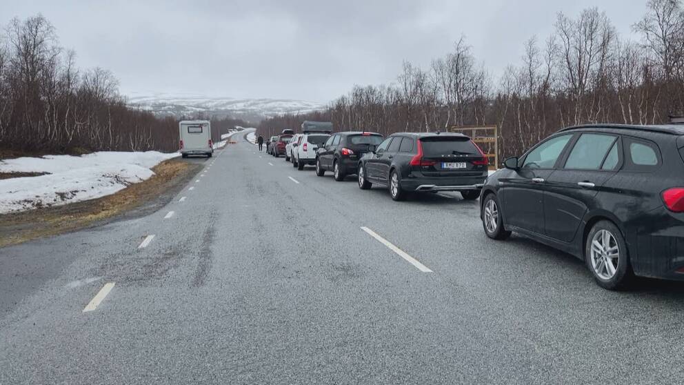 Bilkö bakom bommen som öppnar Stekenjokkvägen för trafik.