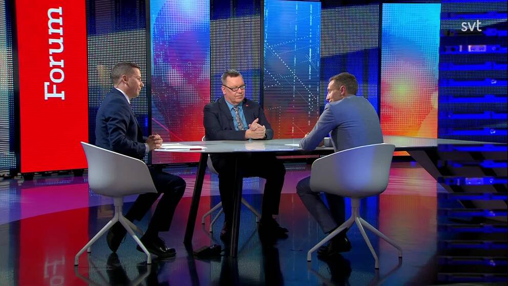 Programledare Marcus Carlehed med EU-parlamentarikerna Erik Berkvist (S) och Tomas Tobé (M) i EU-parlamentets studio i Bryssel.