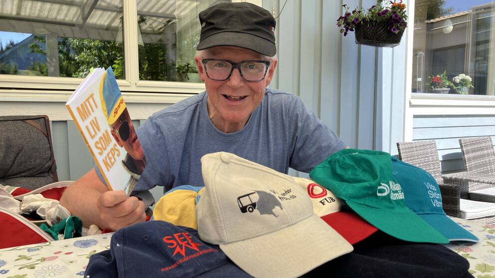 Sven-Ove Svensson från Forshaga tittar glatt in i kameran med sin samling kepsar.