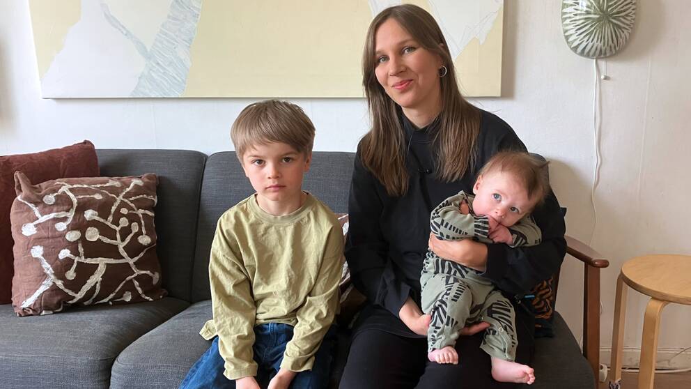 Linnéa Teljas-Puranen lapsineen SVT:n haastattelussa.