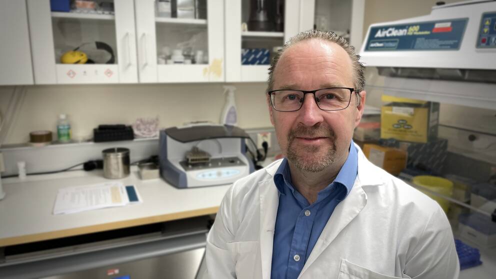 Professor Magnus Unemo sitter på en stol i laboratoriemiljö.