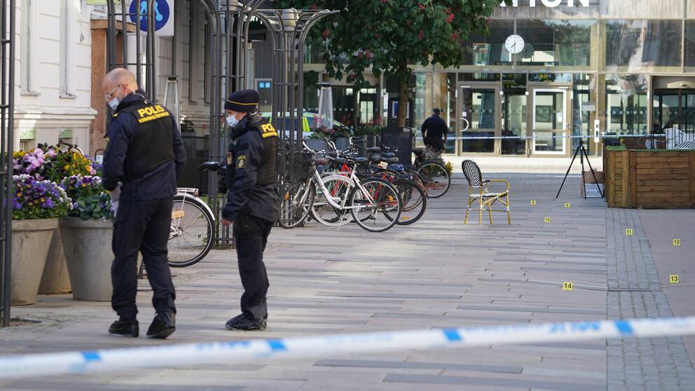 Polisen har spärrat av ett området runt en restaurang på Klostergatan i Växjö.