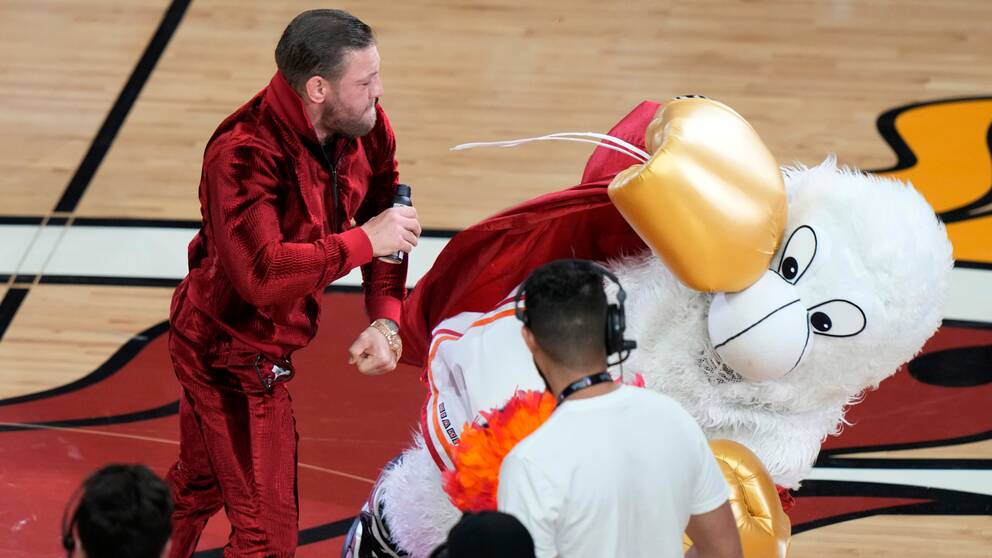 Conor McGregor gav Miami Heats maskot Burnie en rejäl smäll.