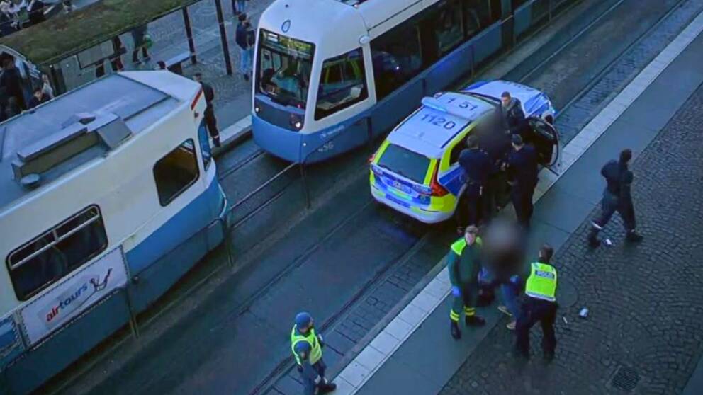 Polis och ambulans omhändertar en person i Brunnsparken i centrala Göteborg.