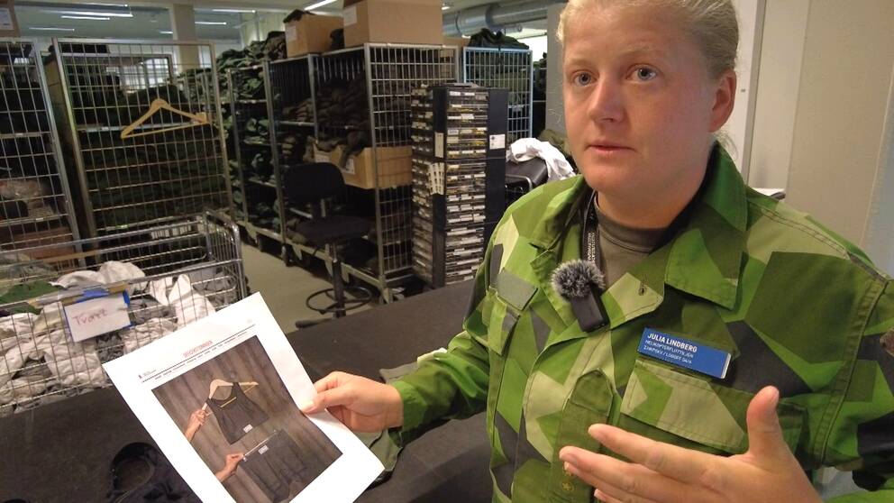 Julia Lindberg, specialistofficer på Helikopterflottiljen i Linköping, visar upp hur underkläderna ser ut.