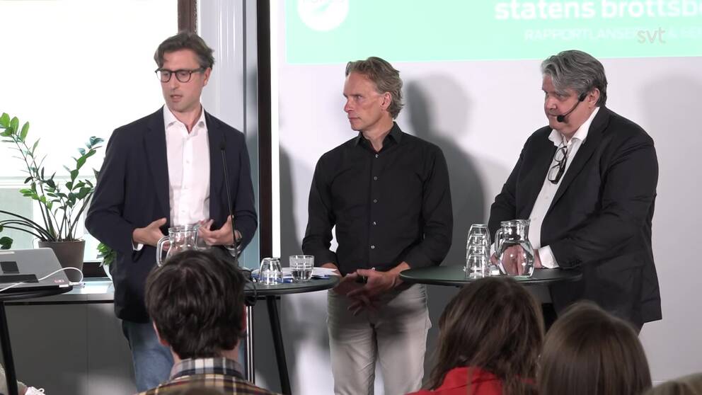 Fredrik Bergman, Centrum för rättvisa, John Stauffer, Civil Rights Defenders och Hans Bruhn, strategisk analytiker och forskare medverkade i Fores seminarium. På bilden står de tre männen tillsammans vid två ståbord med vattenkannor och dricksglas.