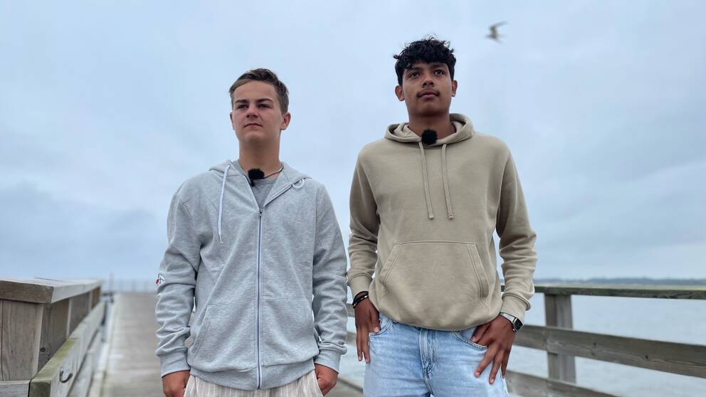 Vidar Torstensson och Alejando Diaz Lopez, som tillsammans räddade en kvinna från att drunkna, står på Klitterhusbryggan i Ängelholm.