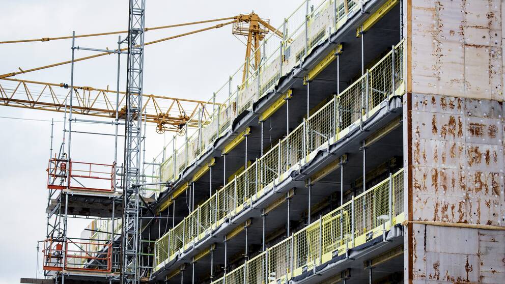 Byggnadsställning vid bygge av flerfamiljshus.