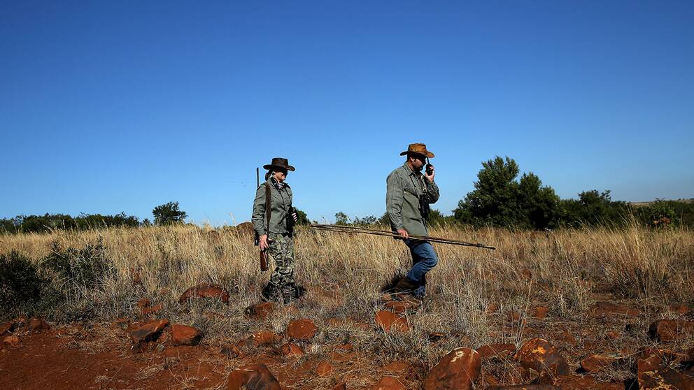 Två på jakt i Lwamanzi jaktområde.