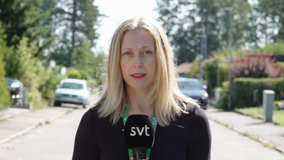 SVT:s reporter Maja Tengnér på gata på Bjurhovda i Västerås.