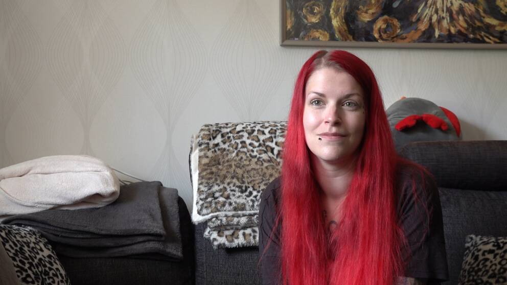 Zoofie Ljung sitter till höger i sitt vardagsrum