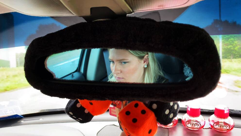 Bild på 16-åriga Matilda Rüttgeroth från Sala, genom backspegeln i hennes A-traktor.