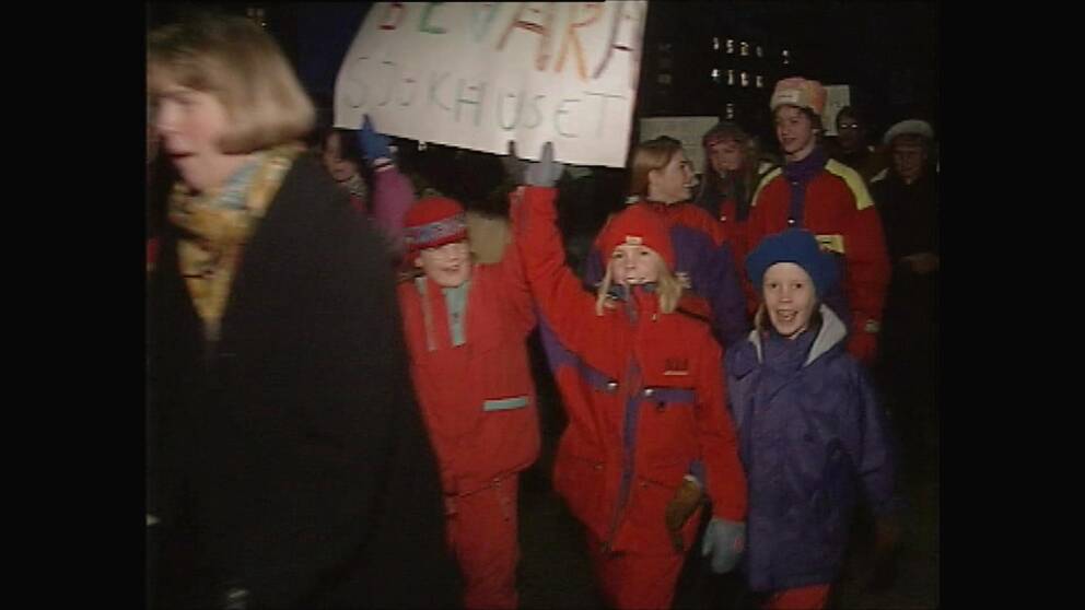 Barn i demonstrationståg 1994 med plakat ”Rädda sjukhuset”