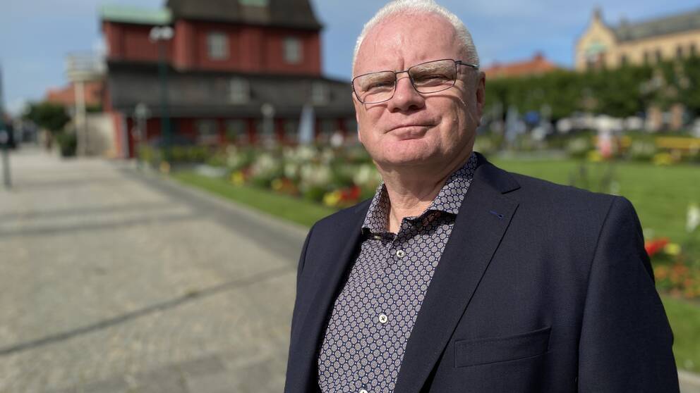 Pär Johnson framför det rödmålade rådhuset i Lidköping