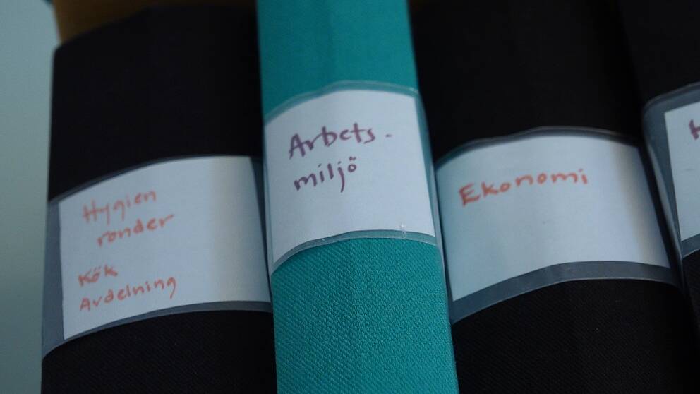 Pärmar som det står ”Hygienronder”, ”Arbetsmiljö” och ”Ekonomi” på.