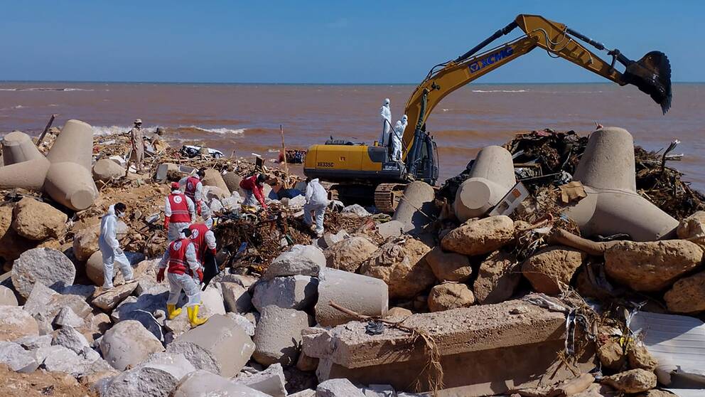 Räddningsinsats vid strandpromenaden i Derna, Libyen.