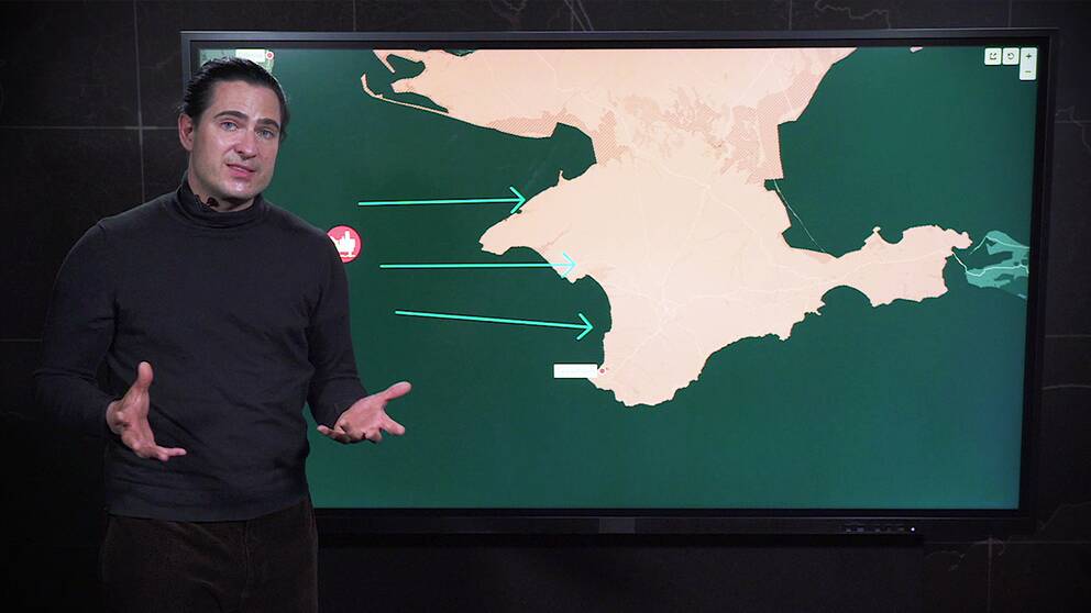 Carl Fridh Kleberg står framför en skärm med en karta över Krim.