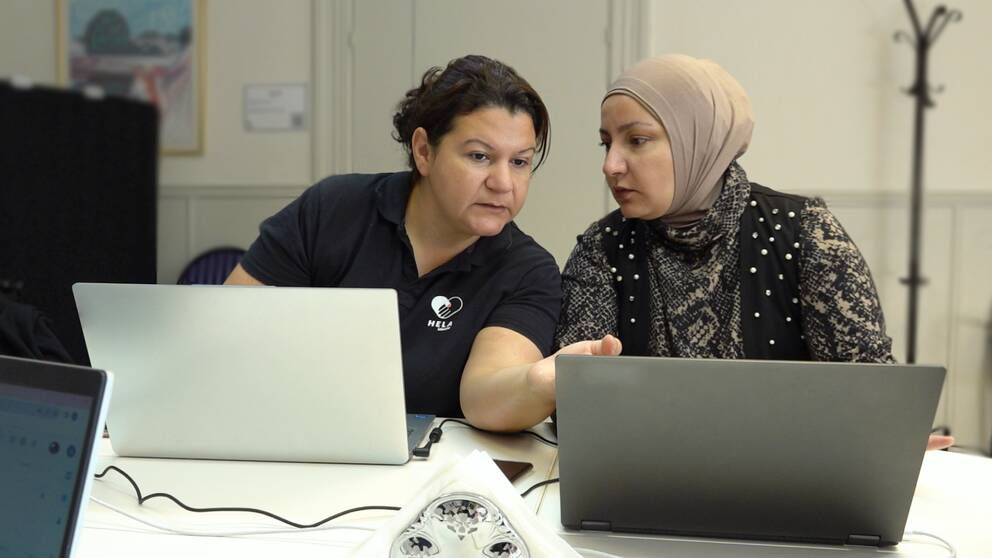 Hanin Ali och Mirna Dabbaghe går en datorkurs genom projektet Hela Sisters i Landskrona.