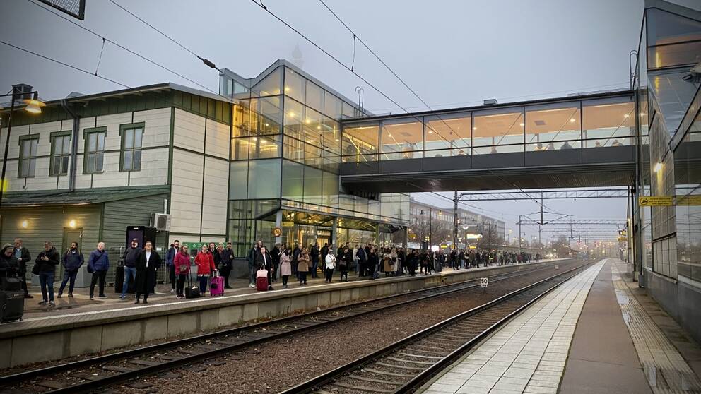Pendlare väntar på ett försenat tåg på Västerås station 2023.