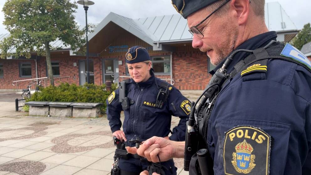 Två uniformerade poliser på torget i Surahammar.