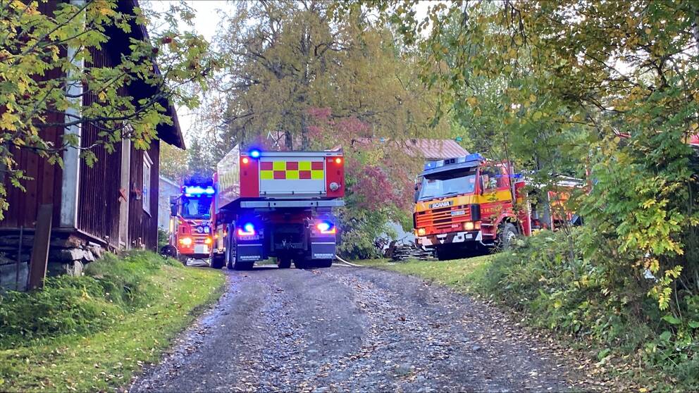 Brandbilar på plats utanför ett brinnande hus i Järpen, Åre kommun