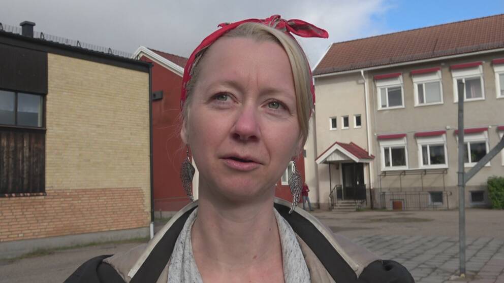 Emma Jönses står framför Furulundsskolan i Lillhärdal.