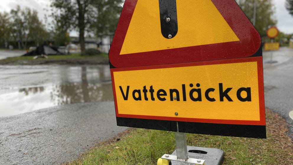 Varningsskylt med texten vattenläcka.