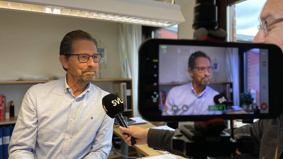 I videon ovan berättar kommunchefen hur de löst situationen och när IT-systemen väntas vara helt återställda.