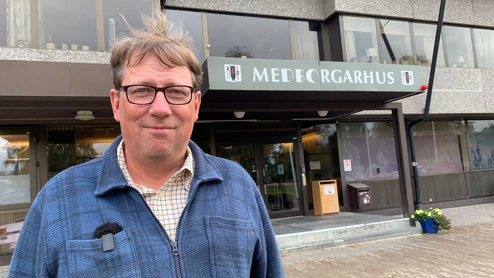 Anders Häggkvist (C) har brunt hår och glasögon. Han står framför medborgarhuset i Sveg. Han har blå skjorta på sig.