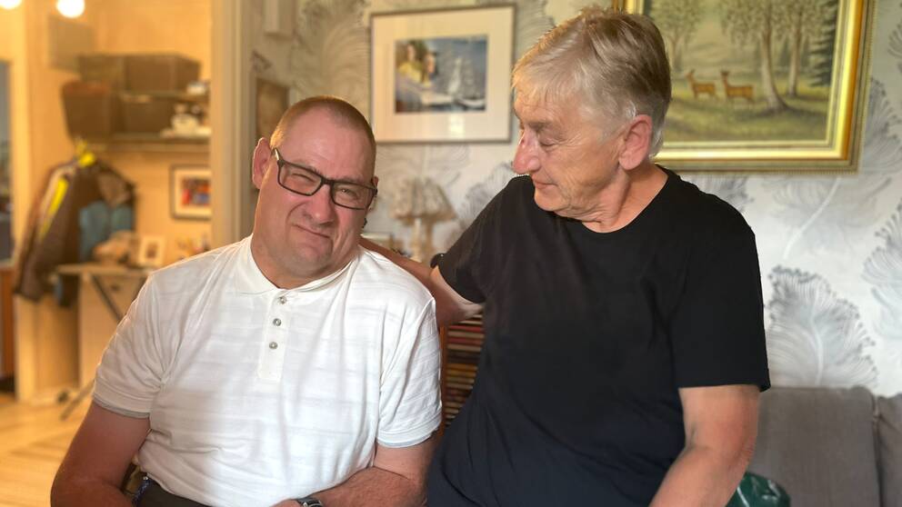 Funktionsvarierade Martin Daniel Ohlin och hans mamma Stephanie Ohlin Persson kunde inte ta sig hem till Perstorp när tågen stod stilla.