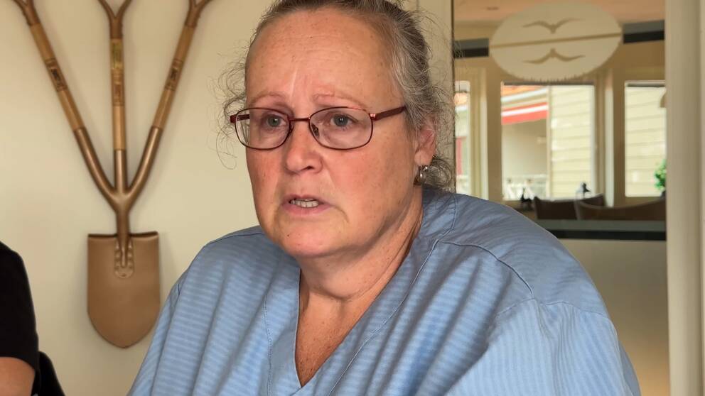 En bild på Cecilia Mård som intervjuas. Hon har grått hår och glasögon.